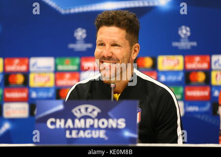 Baku, Aserbaidschan. 17 Okt, 2017. von Atletico Madrid Haupttrainer, Diego Simeone, nimmt an einer Pressekonferenz im Anschluss an eine Schulung der Bakuer oliympic Stadion in Baku, Aserbaidschan, 17. Oktober 2017. Atletico Madrid wird fk qarabag in der Champions League Gruppe c Fußball Match Gesicht am 18. Oktober 2017. Credit: Aziz karimov/alamy leben Nachrichten Stockfoto