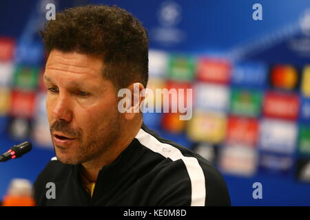 Baku, Aserbaidschan. 17 Okt, 2017. von Atletico Madrid Haupttrainer, Diego Simeone, nimmt an einer Pressekonferenz im Anschluss an eine Schulung der Bakuer oliympic Stadion in Baku, Aserbaidschan, 17. Oktober 2017. Atletico Madrid wird fk qarabag in der Champions League Gruppe c Fußball Match Gesicht am 18. Oktober 2017. Credit: Aziz karimov/alamy leben Nachrichten Stockfoto