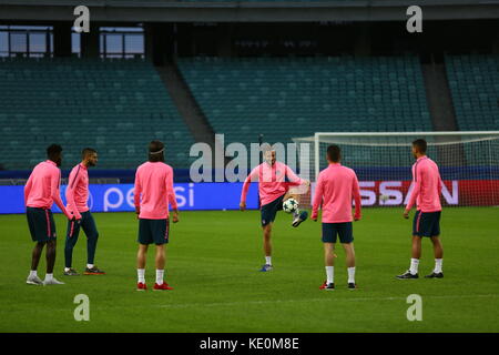 Baku, Aserbaidschan. 17 Okt, 2017.atletico Spieler in Aktion während einer Trainingseinheit bei baki olimpiya Stadion in Baku, Aserbaidschan, 17. Oktober 2017. Atletico Madrid wird fk qarabag in der Champions League Gruppe c Fußball Match Gesicht am 18. Oktober 2017. Credit: Aziz karimov/alamy leben Nachrichten Stockfoto