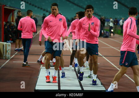 Baku, Aserbaidschan. 17 Okt, 2017.atletico Spieler in Aktion während einer Trainingseinheit bei baki olimpiya Stadion in Baku, Aserbaidschan, 17. Oktober 2017. Atletico Madrid wird fk qarabag in der Champions League Gruppe c Fußball Match Gesicht am 18. Oktober 2017. Credit: Aziz karimov/alamy leben Nachrichten Stockfoto