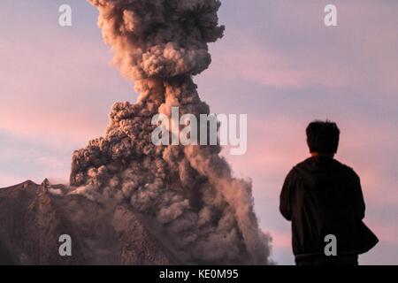 Nord Sumatra, Indonesien. 17 Okt, 2017. mount sinabung spuckt Asche von Tiga pancur Dorf in Karo gesehen, Nord Sumatra, Indonesien, auf okt. 17, 2017 Mount sinabung ist einer der Indonesien 129 aktive Vulkane. Credit: Albert damanik/Xinhua/alamy leben Nachrichten Stockfoto