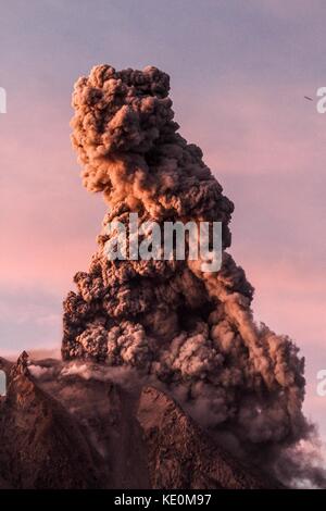 Nord Sumatra, Indonesien. 17 Okt, 2017. mount sinabung spuckt Asche von Tiga pancur Dorf in Karo gesehen, Nord Sumatra, Indonesien, auf okt. 17, 2017 Mount sinabung ist einer der Indonesien 129 aktive Vulkane. Credit: Albert damanik/Xinhua/alamy leben Nachrichten Stockfoto