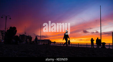 Aberystwyth Wales uk, uk Wetter Dienstag, 17. Oktober 2017: Eine schöne und dramatische roten Himmel bei Sonnenuntergang über dem Meer Royal Pier in Aberystwyth auf der Cardigan Bay Küste von West Wales Photo Credit: Keith Morris/alamy leben Nachrichten Stockfoto