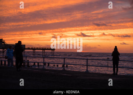 Aberystwyth Wales uk, uk Wetter Dienstag, 17. Oktober 2017: Eine schöne und dramatische roten Himmel bei Sonnenuntergang über dem Meer Royal Pier in Aberystwyth auf der Cardigan Bay Küste von West Wales Photo Credit: Keith Morris/alamy leben Nachrichten Stockfoto