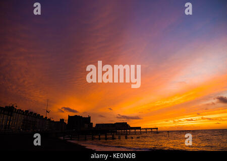 Aberystwyth Wales UK, Dienstag, 17. Oktober 2017 UK Wetter: Ein schöner und dramatischer roter Himmel bei Sonnenuntergang über dem Royal Pier am Meer in Aberystwyth an der Cardigan Bay Küste von West wales Foto: Keith Morris/Alamy Live News Stockfoto