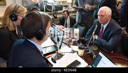 Washington, Vereinigte Staaten von Amerika. 17 Okt, 2017. us vice president Mike Pence mit konservativen Radio talkshow Hosts als das Weiße Haus spricht Hosts ein Talk Radio Zeile in der Old Executive Office Building Oktober 17, 2017 in Washington, DC. Der Trumpf Verwaltung hofft, direkt an seine Basis durch konservative Talk Radio zu appellieren, für seine Steuerreform Programm zu drücken. Credit: planetpix/alamy leben Nachrichten Stockfoto