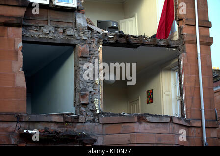 Glasgow, Schottland, Großbritannien. 17. Oktober.de Wetter, nach dem Hurrikan Ophelia der Stadt ein Unbesetztes Mietshaus im crosshill zusammengebrochen als Sturm Schottland zerschlagen. Credit: Gerard Fähre / alamy leben Nachrichten Stockfoto