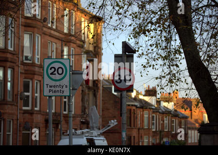 Glasgow, Schottland, Großbritannien, 17. Oktober. Nachdem Hurrikan Ophelia die Stadt getroffen hatte, brach ein unbesetztes Wohnhaus in Crosshill zusammen, als Sturm Schottland traf. Quelle: gerard Ferry/Alamy Live News Stockfoto