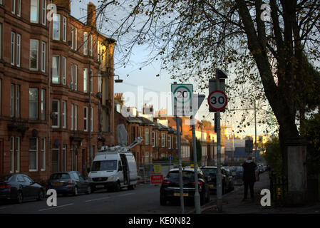 Glasgow, Schottland, Großbritannien. 17. Oktober.de Wetter, nach dem Hurrikan Ophelia der Stadt ein Unbesetztes Mietshaus im crosshill zusammengebrochen als Sturm Schottland zerschlagen. Credit: Gerard Fähre / alamy leben Nachrichten Stockfoto