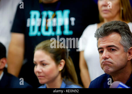 Valencia, Carabobo, Venezuela. Oktober 2017. oktober 2017. Valencia, Carabobo, Venezuela. Alejandro Feo (r), ehemaliger Kandidat für das Amt des Gouverneurs für den Tisch der demokratischen Einheit, SCHLAMM in einer Pressekonferenz, er erklärt, dass er die Wahlniederlage akzeptiert, er wird dem Enthaltung und dem Vorteil der Regierung zugeschrieben, wenn er staatliche Mittel für Gunsten des Regierungskandidaten verwendet. In Valencia, Bundesstaat Carabobo. Foto: Juan Carlos Hernandez/Zumawire. Quelle: Juan Carlos Hernandez/ZUMA Wire/Alamy Live News Stockfoto