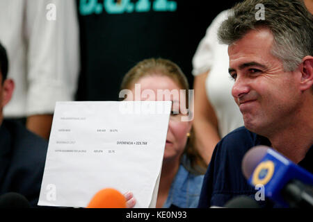 Valencia, Carabobo, Venezuela. Oktober 2017. oktober 2017. Valencia, Carabobo, Venezuela. Alejandro Feo (r), ehemaliger Kandidat für das Amt des Gouverneurs für den Tisch der demokratischen Einheit, SCHLAMM in einer Pressekonferenz, er erklärt, dass er die Wahlniederlage akzeptiert, er wird dem Enthaltung und dem Vorteil der Regierung zugeschrieben, wenn er staatliche Mittel für Gunsten des Regierungskandidaten verwendet. In Valencia, Bundesstaat Carabobo. Foto: Juan Carlos Hernandez/Zumawire. Quelle: Juan Carlos Hernandez/ZUMA Wire/Alamy Live News Stockfoto