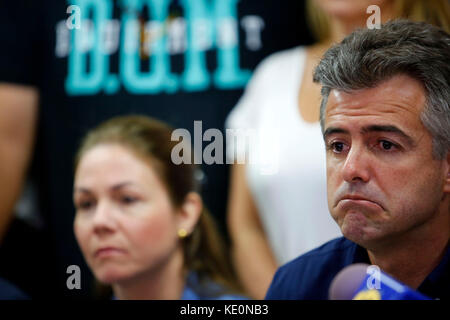 Valencia, Carabobo, Venezuela. Oktober 2017. oktober 2017. Valencia, Carabobo, Venezuela. Alejandro Feo (r), ehemaliger Kandidat für das Amt des Gouverneurs für den Tisch der demokratischen Einheit, SCHLAMM in einer Pressekonferenz, er erklärt, dass er die Wahlniederlage akzeptiert, er wird dem Enthaltung und dem Vorteil der Regierung zugeschrieben, wenn er staatliche Mittel für Gunsten des Regierungskandidaten verwendet. In Valencia, Bundesstaat Carabobo. Foto: Juan Carlos Hernandez/Zumawire. Quelle: Juan Carlos Hernandez/ZUMA Wire/Alamy Live News Stockfoto