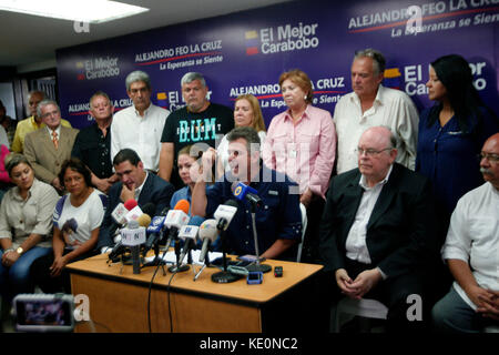 Valencia, Carabobo, Venezuela. 17 Okt, 2017. 17. Oktober 2017. Valencia, Carabobo, Venezuela. alejandro Feo (c), ehemaliger Kandidat für Regler für die Tabelle der Demokratischen Einheit, Schlamm in der Pressekonferenz sagt er, dass er die Wahlniederlage akzeptiert, kann er Der abstentionist Diskurs und profitieren Sie von der Regierung bei der Verwendung von staatlichen Mitteln um die Gunst der Regierung Kandidat. in Valencia, carabobo. foto: Juan Carlos Hernandez/zumawire. Credit: Juan Carlos Hernandez/zuma Draht/alamy Leben Nachrichten zurückzuführen ist. Stockfoto