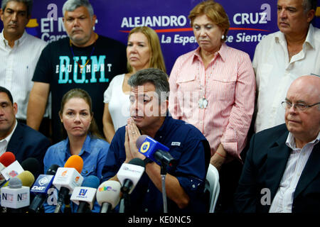 Valencia, Carabobo, Venezuela. Oktober 2017. oktober 2017. Valencia, Carabobo, Venezuela. Alejandro Feo (c), ehemaliger Kandidat für das Amt des Gouverneurs für den Tisch der demokratischen Einheit, SCHLAMM in einer Pressekonferenz, er erklärt, dass er die Wahlniederlage akzeptiert, er wird dem Enthaltung und dem Vorteil der Regierung zugeschrieben, wenn er staatliche Mittel für Gunsten des Regierungskandidaten verwendet. In Valencia, Bundesstaat Carabobo. Foto: Juan Carlos Hernandez/Zumawire. Quelle: Juan Carlos Hernandez/ZUMA Wire/Alamy Live News Stockfoto