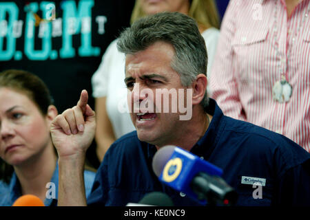 Valencia, Carabobo, Venezuela. Oktober 2017. oktober 2017. Valencia, Carabobo, Venezuela. Alejandro Feo (c), ehemaliger Kandidat für das Amt des Gouverneurs für den Tisch der demokratischen Einheit, SCHLAMM in einer Pressekonferenz, er erklärt, dass er die Wahlniederlage akzeptiert, er wird dem Enthaltung und dem Vorteil der Regierung zugeschrieben, wenn er staatliche Mittel für Gunsten des Regierungskandidaten verwendet. In Valencia, Bundesstaat Carabobo. Foto: Juan Carlos Hernandez/Zumawire. Quelle: Juan Carlos Hernandez/ZUMA Wire/Alamy Live News Stockfoto