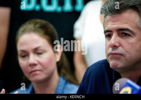 Valencia, Carabobo, Venezuela. Oktober 2017. oktober 2017. Valencia, Carabobo, Venezuela. Alejandro Feo (r), ehemaliger Kandidat für das Amt des Gouverneurs für den Tisch der demokratischen Einheit, SCHLAMM in einer Pressekonferenz, er erklärt, dass er die Wahlniederlage akzeptiert, er wird dem Enthaltung und dem Vorteil der Regierung zugeschrieben, wenn er staatliche Mittel für Gunsten des Regierungskandidaten verwendet. In Valencia, Bundesstaat Carabobo. Foto: Juan Carlos Hernandez/Zumawire. Quelle: Juan Carlos Hernandez/ZUMA Wire/Alamy Live News Stockfoto