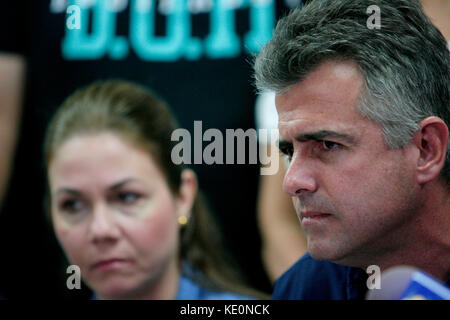 Valencia, Carabobo, Venezuela. Oktober 2017. oktober 2017. Valencia, Carabobo, Venezuela. Alejandro Feo (r), ehemaliger Kandidat für das Amt des Gouverneurs für den Tisch der demokratischen Einheit, SCHLAMM in einer Pressekonferenz, er erklärt, dass er die Wahlniederlage akzeptiert, er wird dem Enthaltung und dem Vorteil der Regierung zugeschrieben, wenn er staatliche Mittel für Gunsten des Regierungskandidaten verwendet. In Valencia, Bundesstaat Carabobo. Foto: Juan Carlos Hernandez/Zumawire. Quelle: Juan Carlos Hernandez/ZUMA Wire/Alamy Live News Stockfoto