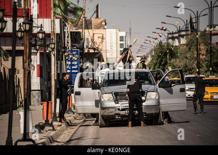 Kirkuk, Irak. 17 Okt, 2017. Al Hashd turkman Shaabi Truppen in der Umgebung von Kirkuk, der Tag, nachdem Sie die Stadt aus dem kurdischen Peshmerga in weniger als 24 Stunden während einer Offensive der irakischen Regierung als Vergeltung für die kurdische Unabhängigkeit Volksabstimmung eingeleitet am 25. September. Kirkuk, Irak, 17. Oktober 2017 Credit: Elizabeth Fitt/Alamy leben Nachrichten Stockfoto