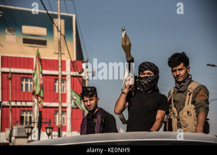 Kirkuk, Irak. 17 Okt, 2017. Al Hashd turkman Shaabi Truppen in der Umgebung von Kirkuk, der Tag, nachdem Sie die Stadt aus dem kurdischen Peshmerga in weniger als 24 Stunden während einer Offensive der irakischen Regierung als Vergeltung für die kurdische Unabhängigkeit Volksabstimmung eingeleitet am 25. September. Kirkuk, Irak, 17. Oktober 2017 Credit: Elizabeth Fitt/Alamy leben Nachrichten Stockfoto