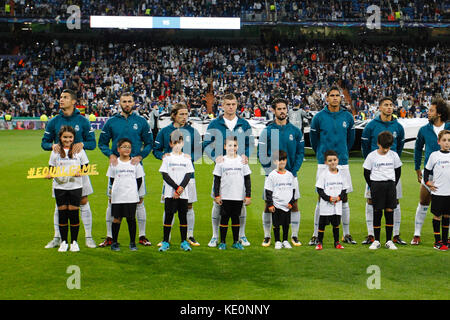 Madrid, Spanien. 17. Oktober, 2017. Cristiano Ronaldo dos Santos (7) Spieler von Real Madrid. Raphael (5) Varane von Real Madrid Spieler. Toni Kroos (8) Real Madrid Spieler. Karim Benzema (9) Real Madrid Spieler. Luka Modric (10) von Real Madrid Spieler. Francisco römischen Alarcon (22) von Real Madrid Spieler. UCL Champions League zwischen Real Madrid vs Tottenham Hotspur F.C. im Santiago Bernabeu in Madrid, Spanien, 17. Oktober 2017. Credit: Gtres Información más Comuniación auf Linie, S.L./Alamy leben Nachrichten Stockfoto