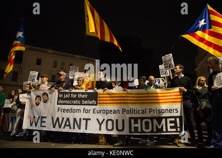 London, Großbritannien. Oktober 2017. Katalanen protestieren vor der spanischen Botschaft auf dem Belgrave-Platz gegen die gestrigen Festnahmen und Inhaftierungen von Jordi Cuixart und Jordi Sànchez, den Führern der katalanischen Nationalversammlung (ANC) und der Unabhängigkeitsgruppe Omnium durch die spanischen Behörden. Spaniens Oberster Gerichtshof hat angeordnet, dass das Paar ohne Kaution festgehalten wird, bis eine Untersuchung wegen angeblicher Volksverhetzung ansteht. Quelle: Mark Kerrison/Alamy Live News Stockfoto