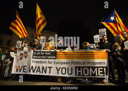 London, Großbritannien. Oktober 2017. Katalanen protestieren vor der spanischen Botschaft auf dem Belgrave-Platz gegen die gestrigen Festnahmen und Inhaftierungen von Jordi Cuixart und Jordi Sànchez, den Führern der katalanischen Nationalversammlung (ANC) und der Unabhängigkeitsgruppe Omnium durch die spanischen Behörden. Spaniens Oberster Gerichtshof hat angeordnet, dass das Paar ohne Kaution festgehalten wird, bis eine Untersuchung wegen angeblicher Volksverhetzung ansteht. Quelle: Mark Kerrison/Alamy Live News Stockfoto