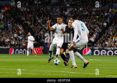 Madrid, Spanien. 17. Oktober, 2017. Christian Eriksen (23) Tottenham Hotspur F.C.'s Player. Raphael (5) Varane von Real Madrid Spieler. Carlos Enrique Casemiro (14) von Real Madrid Spieler. UCL Champions League zwischen Real Madrid vs Tottenham Hotspur F.C. im Santiago Bernabeu in Madrid, Spanien, 17. Oktober 2017. Credit: Gtres Información más Comuniación auf Linie, S.L./Alamy leben Nachrichten Stockfoto