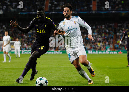 Madrid, Spanien. 17. Oktober, 2017. Davinson Sanchez Player (6.) Tottenham Hotspur F.C.'s. Francisco römischen Alarcon (22) von Real Madrid Spieler. UCL Champions League zwischen Real Madrid vs Tottenham Hotspur F.C. im Santiago Bernabeu in Madrid, Spanien, 17. Oktober 2017. Credit: Gtres Información más Comuniación auf Linie, S.L./Alamy leben Nachrichten Stockfoto