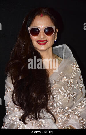 Mumbai, Maharashtra, Indien. 17 Okt, 2017. indische Schauspielerin rekha Die sondervorführung von dem Film "secret Superstar teilnehmen" bei Vorschau theater Santacruz in Mumbai. Credit: Azhar Khan/zuma Draht/alamy leben Nachrichten Stockfoto