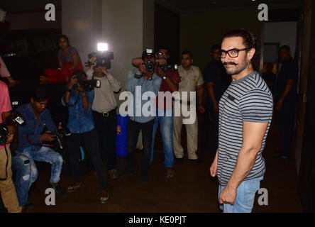 Mumbai, Maharashtra, Indien. 17 Okt, 2017. indischen Schauspieler Aamir Khan die Sondervorführung von dem Film "secret Superstar teilnehmen" bei Vorschau theater Santacruz in Mumbai. Credit: Azhar Khan/zuma Draht/alamy leben Nachrichten Stockfoto