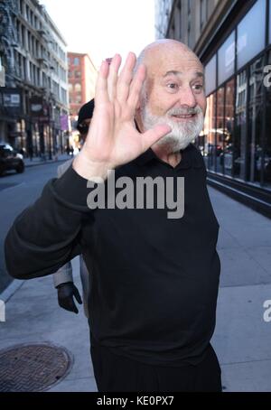 New York, NY, USA. 17 Okt, 2017. Rob Reiner, bei aol gesehen Bauen seinen neuen Film lbj zu heraus und über für Celebrity candids - Di, New York, NY 17. Oktober 2017 fördern. Quelle: Derek Sturm/Everett collection/alamy leben Nachrichten Stockfoto