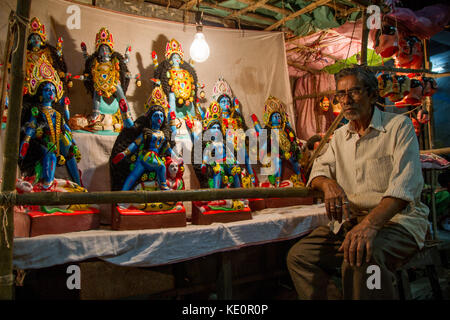 Kolkata, Indien. 17 Okt, 2017. Im Rahmen des Kali (hinduistische Göttin) Puja/Diwali, ein Idol Verkäufer in kumartuli für Kunden mit seinem Ton kali Götzen in Kalkutta wartet. Kredit - Credit: sagnik sagnik Datta datta/alamy leben Nachrichten Stockfoto