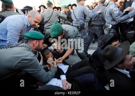 Jerusalem. Oktober 2017. Ultra-orthodoxe Juden stoßen am 17. Oktober 2017 bei einem Anti-Draft-Protest in Jerusalem auf die israelische Polizei. Quelle: Gil Cohen Magen/Xinhua/Alamy Live News Stockfoto