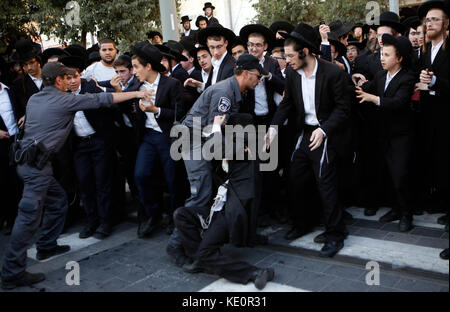 Jerusalem. Oktober 2017. Ultra-orthodoxe Juden stoßen am 17. Oktober 2017 bei einem Anti-Draft-Protest in Jerusalem auf die israelische Polizei. Quelle: Gil Cohen Magen/Xinhua/Alamy Live News Stockfoto