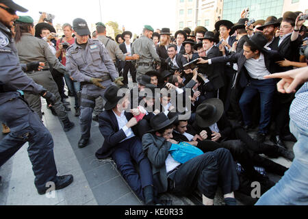 Jerusalem. Oktober 2017. Ultra-orthodoxe Juden stoßen am 17. Oktober 2017 bei einem Anti-Draft-Protest in Jerusalem auf die israelische Polizei. Quelle: Gil Cohen Magen/Xinhua/Alamy Live News Stockfoto