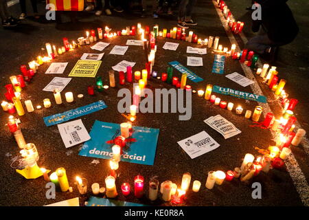 Barcelona, Spanien. 17 Okt, 2017. Leute konzentrieren sich die Freiheit der Führer des ANC und omiun im Zentrum von Barcelona mit Kerzen zu verlangen, 17. September 2017, Av. Diagonal, Barcelona, Spanien; Quelle: joma/alamy leben Nachrichten Stockfoto