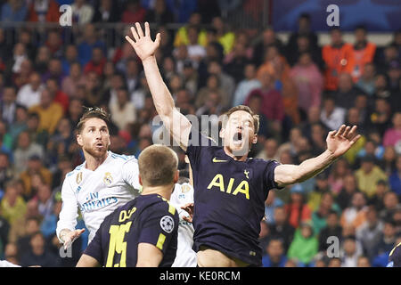 Madrid, Spanien. 17 Okt, 2017. Jan Vertonghen (Verteidiger; Tottenham Hotspur) in Aktion während der UEFA Champions League Spiel zwischen Real Madrid und Tottenham Hotspur im Santiago Bernabeu am 17. Oktober 2017 in Madrid Credit: Jack Abuin/ZUMA Draht/Alamy leben Nachrichten Stockfoto