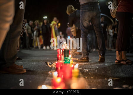 Barcelona, Spanien. Oktober 2017. Tausende von Menschen demonstrieren in Barcelona gegen die Inhaftierung von Jordi Sánchez und Jordi Cuixart mit Kerzen. Sánchez und Cuixart, die Führer der beiden wichtigsten Unabhängigkeitsorganisationen, wurden wegen eines möglichen Verderbens in bedingungslose Haft verurteilt. Der Fall beginnt mit den von den beiden Organisationen einberufenen Konventionen gegen die Verhaftung von Mitgliedern der katalanischen Regierung. Kredit: Carles Desfilis / Alamy Live News Stockfoto