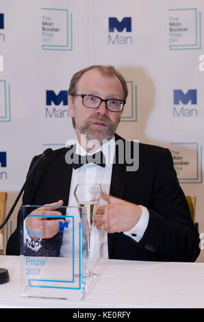 George Saunders kurz nach dem Gewinn des man Booker Prize for Fiction 2017 bei der Preisverleihung in London. George Saunders, US-Autor des Romans Lincoln in the Bardo (Bloomsbury) in der Guildhall London UK 17. Oktober 2017. Stockfoto