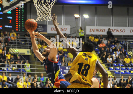 Turin, Italien. Oktober 2017. Karnowski Przemek (Morabanc Andorra) während des Basketball-Spiels EUROCUP 2017/18 zwischen FIAT AUXILIUM TORINO VS MORABANC ANDORRA am 17. Oktober 2017 in PalaRuffini in Turin, Italien. Quelle: FABIO PETROSINO/Alamy Live News Stockfoto