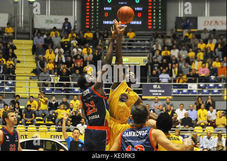 Turin, Italien. Oktober 2017. Während des EUROCUP 2017/18 Basketballspiels zwischen FIAT AUXILIUM TORINO VS MORABANC ANDORRA in PalaRuffini am 17. Oktober 2017 in Turin, Italien. Quelle: FABIO PETROSINO/Alamy Live News Stockfoto