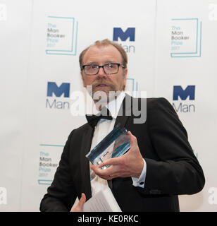 George Saunders kurz nach dem Gewinn des man Booker Prize for Fiction 2017 bei der Preisverleihung in London. George Saunders, US-Autor des Romans Lincoln in the Bardo (Bloomsbury) in der Guildhall London UK 17. Oktober 2017. Stockfoto