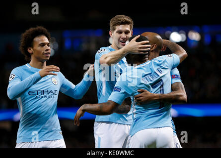 Manchester, Manchester. 17 Okt, 2017. raheem Sterling (2. r) der Manchester City feiert nach dem Scoring mit Mannschaftskameraden während der UEFA Champions League Gruppe f Match zwischen Manchester City und Napoli bei Etihad Stadium, in Manchester, Großbritannien auf okt. 17, 2017 Manchester City gewann 2-1. Credit: Han Yan/Xinhua/alamy leben Nachrichten Stockfoto