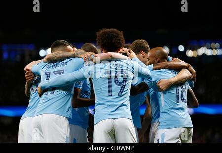 Manchester, Manchester. 17 Okt, 2017. Spieler von Manchester City nach raheem Sterling zählen während der UEFA Champions League Gruppe f Match zwischen Manchester City und Napoli bei Etihad Stadion feiern, in Manchester, Großbritannien auf okt. 17, 2017 Manchester City gewann 2-1. Credit: Han Yan/Xinhua/alamy leben Nachrichten Stockfoto