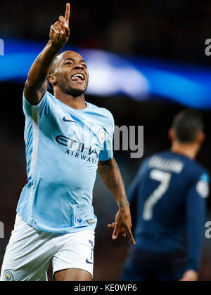 Manchester, Manchester. 17 Okt, 2017. raheem Sterling von Manchester City feiert nach zählen während der UEFA Champions League Gruppe f Match zwischen Manchester City und Napoli bei Etihad Stadium, in Manchester, Großbritannien auf okt. 17, 2017 Manchester City gewann 2-1. Credit: Han Yan/Xinhua/alamy leben Nachrichten Stockfoto