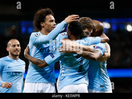 Manchester, Manchester. 17 Okt, 2017. raheem Sterling (c) der Manchester City feiert nach dem Scoring mit Mannschaftskameraden während der UEFA Champions League Gruppe f Match zwischen Manchester City und Napoli bei Etihad Stadium, in Manchester, Großbritannien auf okt. 17, 2017 Manchester City gewann 2-1. Credit: Han Yan/Xinhua/alamy leben Nachrichten Stockfoto