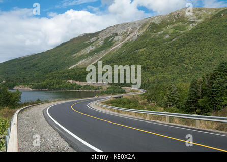 Malerische Straße in Neufundland: eine zweispurige Landstraße kurven Vergangenheit ein Ozean Einlass und steigt in einer bergigen Gegend im Gros Morne National Park. Stockfoto