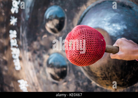 Hand schlagen große Gong im Tempel Stockfoto