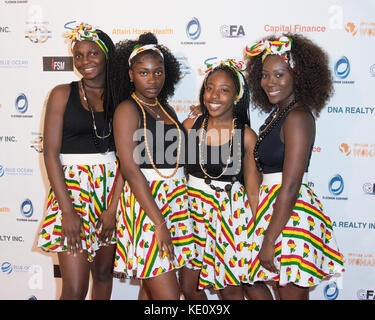 Beverly Hills, Kalifornien, USA. 15. Oktober 2017. Die Mitglieder der Sierra Leone Dance Company nach oben afrikanische Frau Geldbeschaffer gala teilnehmen. Stockfoto
