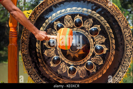 Hand schlagen große Gong im Tempel Stockfoto